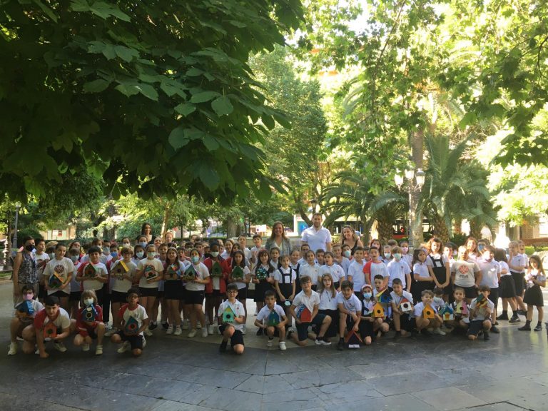 Puertollano: Los niños del Colegio María Inmaculada colaboran en la colocación de nidos en el Paseo