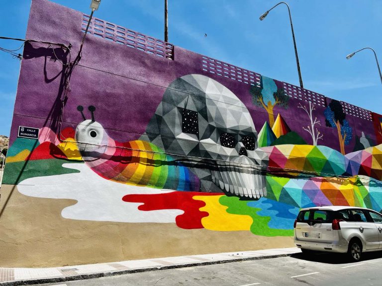 Puertollano: Auxiliares de Okuda San Miguel restauran los daños más importantes del gran mural de la calle Numancia