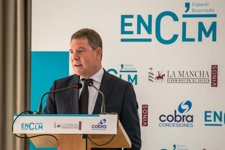 El presidente regional inaugura el Museo de las Alfombras de Serrín de Elche de la Sierra, en la provincia de Albacete