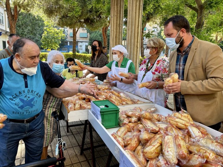Puertollano: Cientos de vecinos recogen el pan bendecido del Santo Voto