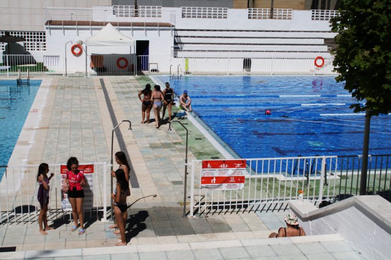 Puertollano: Los primeros bañistas inician la temporada en las piscinas de la calle Copa