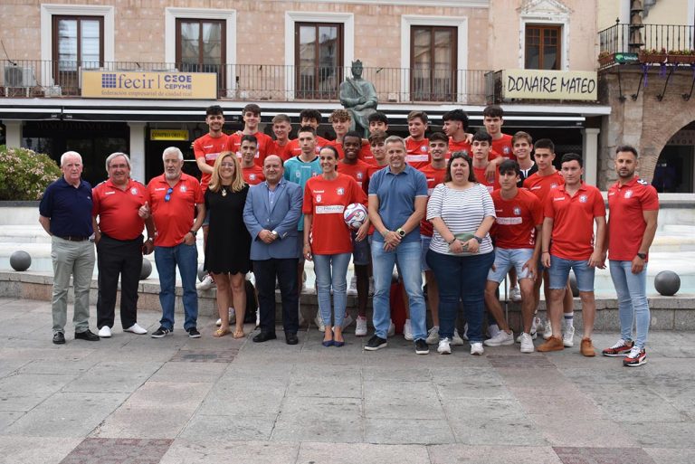 El Ayuntamiento recibe al Club Deportivo Escuela de Fútbol Base de Ciudad Real por su ascenso a la categoría de Preferente