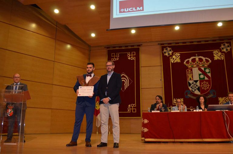 Repsol hace entrega del premio Repsol Energía al mejor trabajo fin de estudios de la VIII promoción de la Escuela Técnica Superior de Ingeniería Industrial (ETSII).