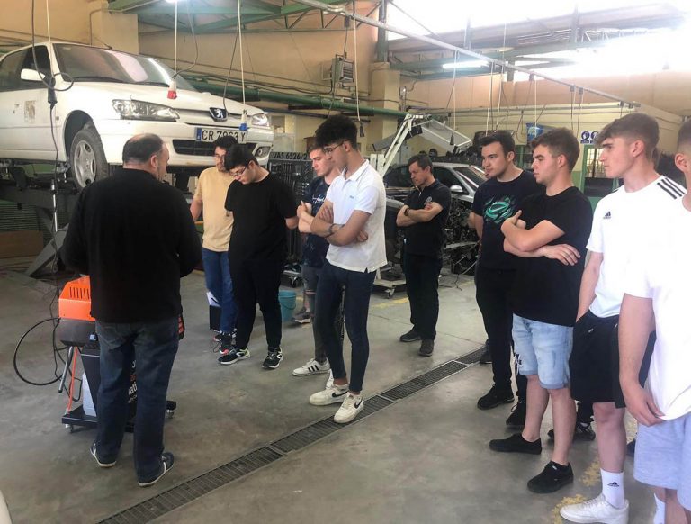 Alumnos del IES Francisco García Pavón de Tomelloso aprenden las virtudes de la reconstrucción de motores