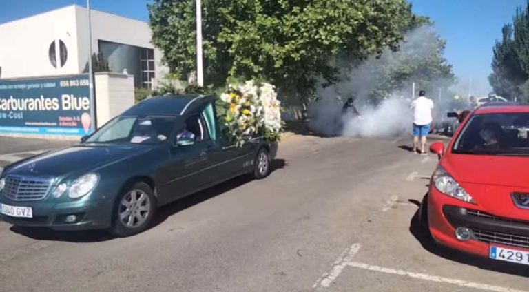 Comitiva de honor y escalofriante quemada en homenaje al motero fallecido en Puertollano