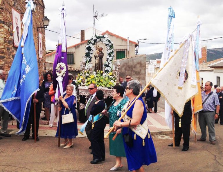 Puertollano: Baile del vermú, noches de verbenas, carrera popular y procesiones en las fiestas de San Antonio de El Villar