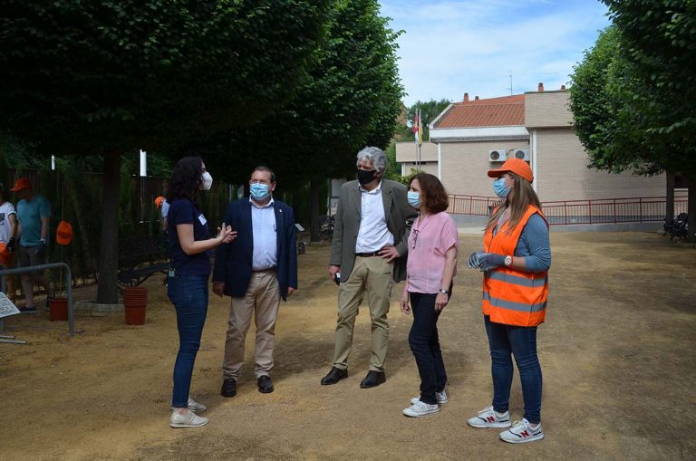 Puertollano: Voluntarios de Repsol colaboran en la mejora de las zonas verdes del centro para personas con discapacidad de Fundación Fuente Agria