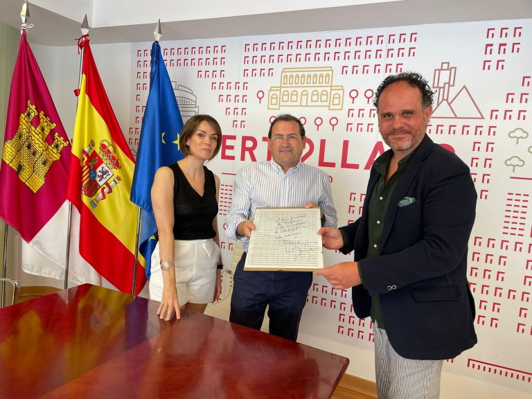 El prestigioso compositor José Zárate dona el manuscrito de «Canto a Castilla-La Mancha» a la ciudad de Puertollano