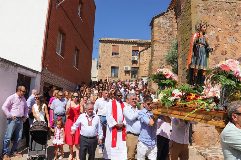 Mestanza acompaña en procesión a san Pantaleón después de tres años de espera