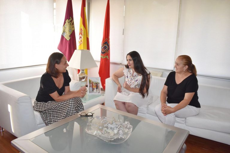 La alcaldesa de Ciudad Real se ha reunido con la Asociación Cultural de Dulcineas y Damas Manchegas y la Dulcinea 2022