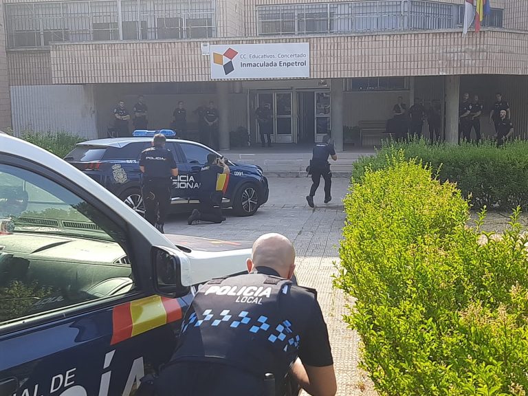Puertollano: Espectacular simulacro de riesgo extremo de la Policía Nacional en el centro Inmaculada Enpetrol