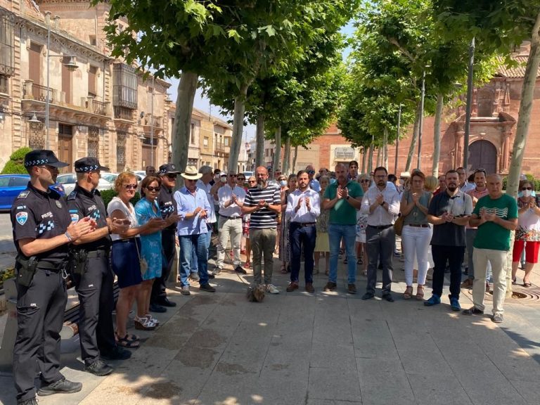 Alcázar participa en el minuto de silencio por las víctimas del terrorismo coincidiendo con el aniversario del asesinato de Miguel Ángel Blanco