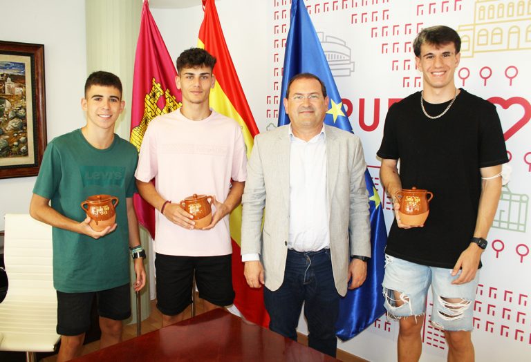 El alcalde de Puertollano recibe a los medallistas Alejandro Ríos, Diego Machuca y Nahum de Gregorio