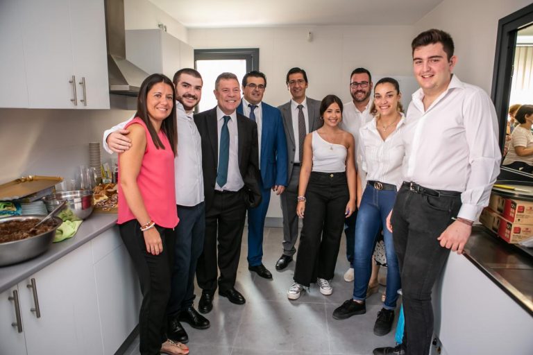 El Gobierno regional trabaja en incorporar los centros de mayores municipales a la Red Regional en colaboración con las entidades locales