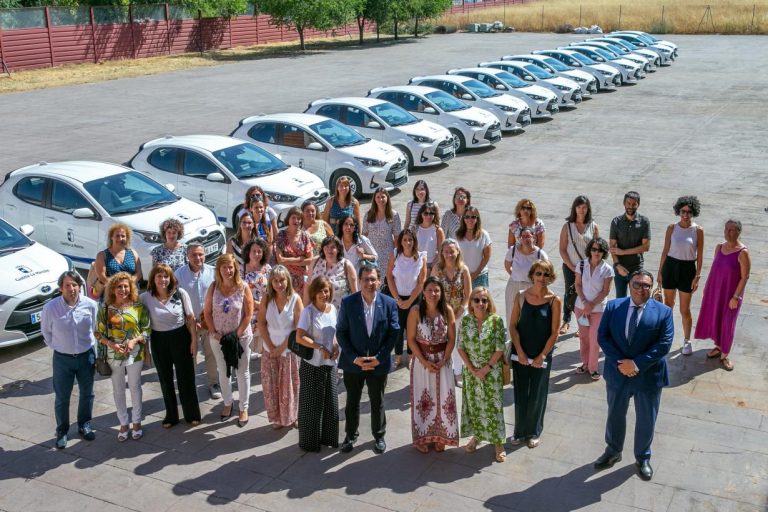 El Gobierno regional entrega 21 vehículos para facilitar la labor de los equipos de valoración de Dependencia en toda la región