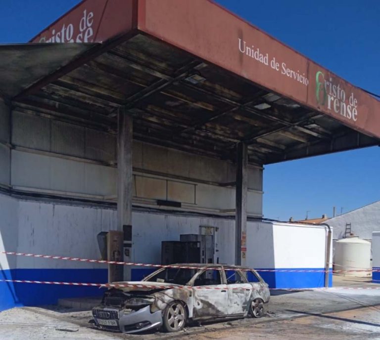 Arde un vehículo en la gasolinera de la cooperativa de Brazatortas, que queda destruida