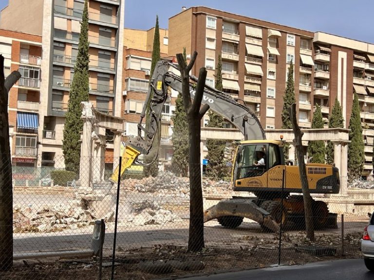 Puertollano: Vecinos del Paseo del Bosque piden que se neutralice con agua la gran polvareda generada por las demoliciones