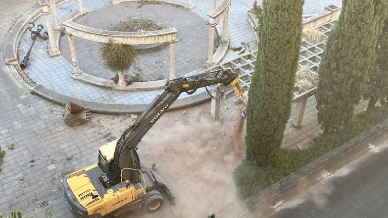 Puertollano: La piqueta destruye las antiguas pérgolas del Paseo del Bosque