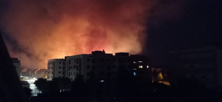 Los bomberos apagan un incendio de pastos en San Martín de Porres