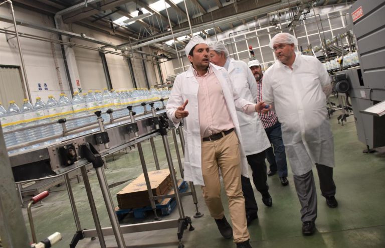 El Gobierno de Castilla-La Mancha y Damm comparten los proyectos que Fuente Liviana ha llevado a cabo en la embotelladora de agua