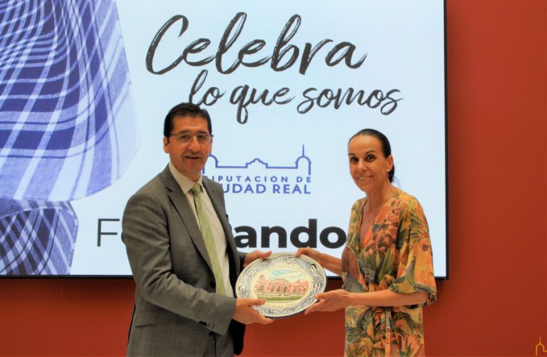 El presidente de la Diputación recibe el plato conmemorativo de la Pandorga 2022