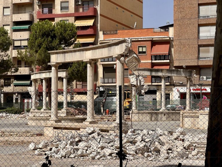 Puertollano se despide de los últimos «vestigios» de la Antigüedad: caen los elementos de inspiración grecorromana