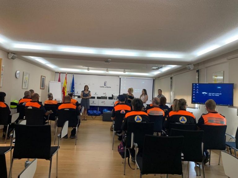 El personal voluntario de Protección Civil recibe formación en reanimación cardiopulmonar y atención sanitaria inicial