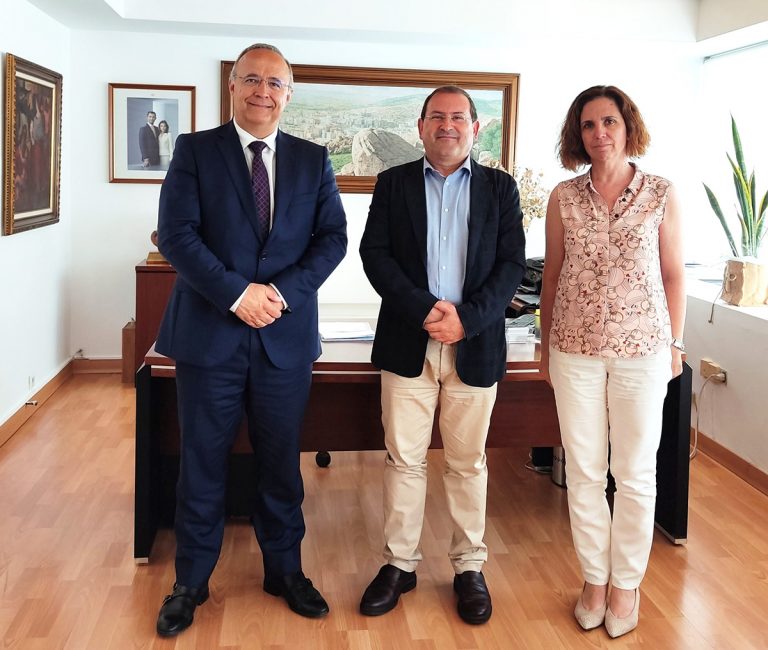 El alcalde recibe al nuevo director del Complejo Industrial de Repsol en Puertollano