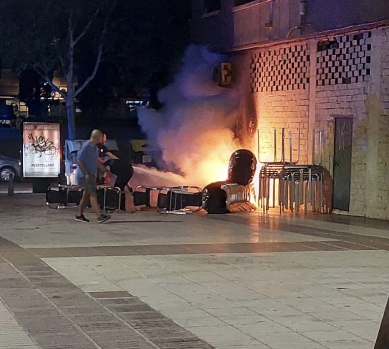 Puertollano: Prenden fuego a las sillas de una terraza en la plaza Mariana Pineda