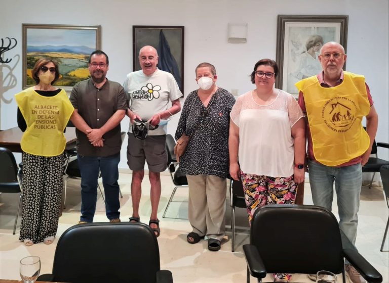 Juan Ramón Crespo exige a las Cortes reabrir el debate sobre la implantación de un sistema de residencias de mayores público, universal y de calidad