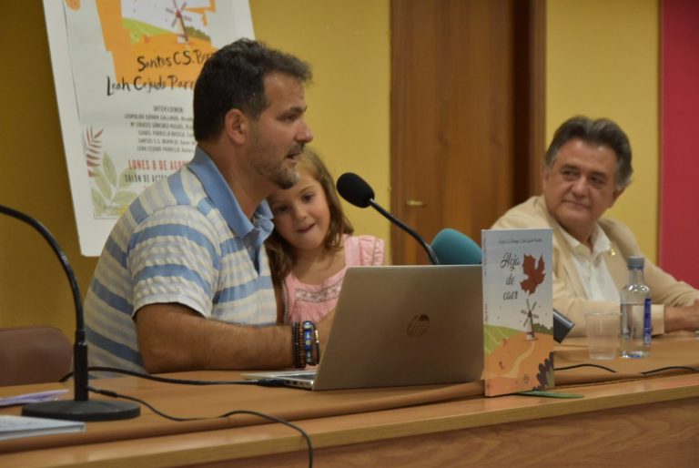 Santos Cejudo llena el salón de Casa de Cultura en la presentación de ‘Hoja de caer’￼