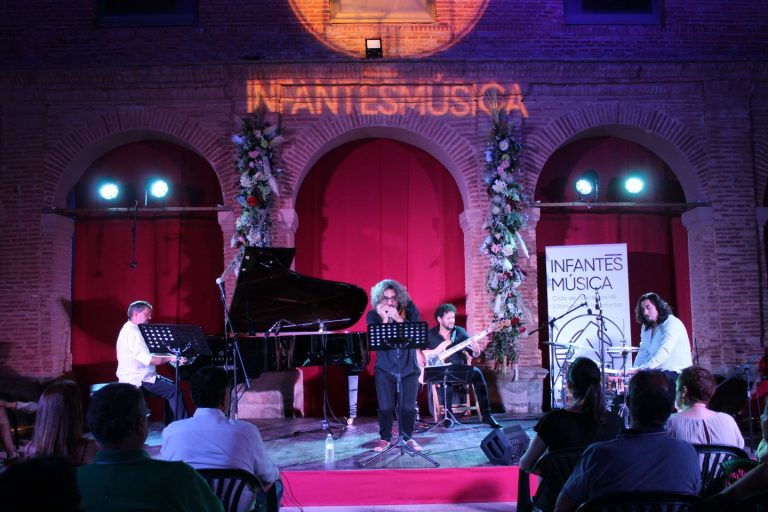 El Claustro del Convento de Santo Domingo vibró con la música fusión de Lorenzo Moya Flamenco Trío y Antonio Serrano