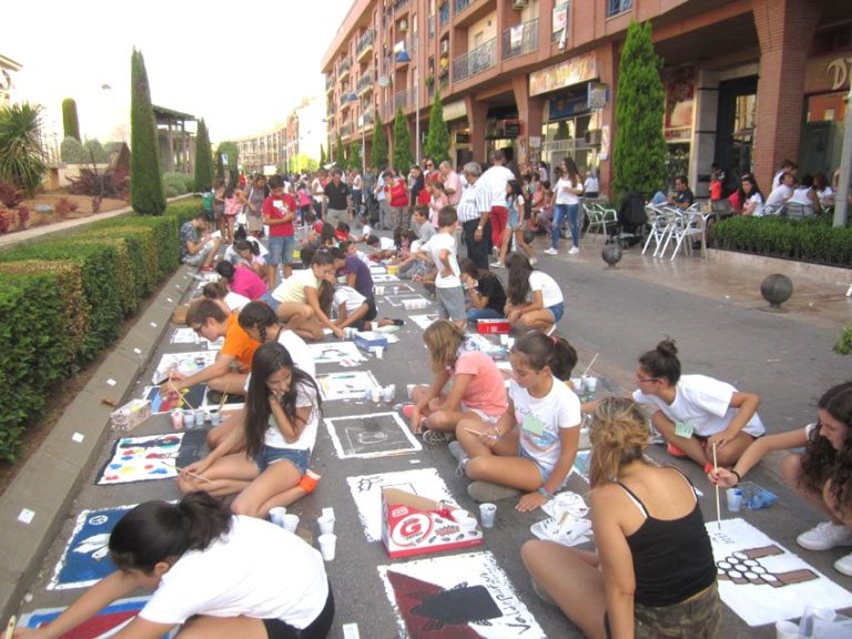 50 años de pintura en el asfalto, el concurso más longevo de las Fiestas de la Vendimia y el Vino de Valdepeñas