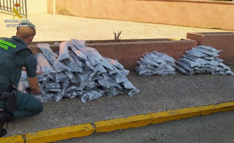 La Guardia Civil localiza en un doble fondo de un remolque 47 kilos de marihuana y 19 de hachís