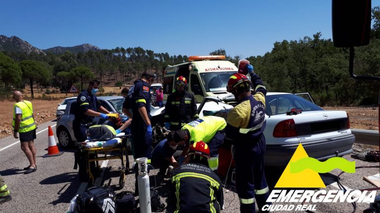 Fallece una persona y otra queda atrapada en Funcaliente tras la colisión frontal de dos turismos
