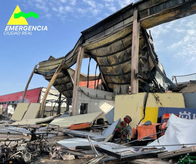 La nave de MP Racing de Manzanares, totalmente destruida tras el incendio