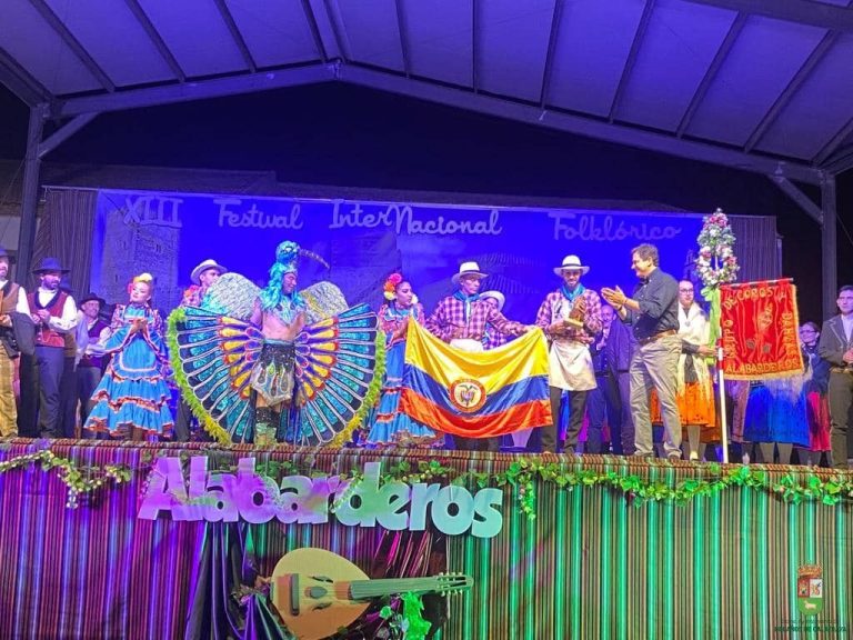 El folclore manchego y colombiano fueron protagonistas en el XIII Festival Folklórico Internacional ‘Alabarderos’ en Bolaños