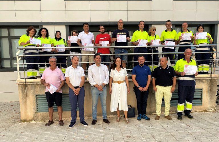 Rosa Melchor entrega los diplomas del curso de Prevención de Riesgos Laborales de Electricidad