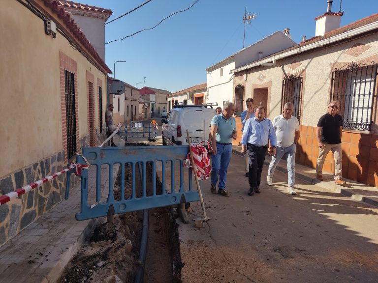 El alcalde visita las obras de renovación de la red de abastecimiento de agua en El Villar de Puertollano