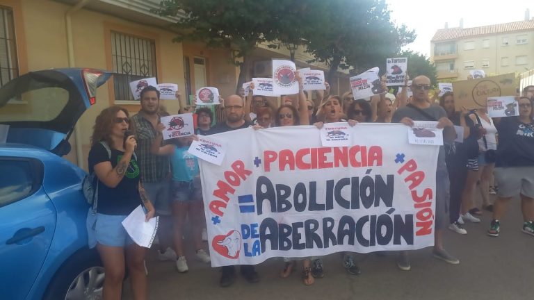 Primera concentración en rechazo a la tauromaquia organizada por el Grupo Antitaurino de Pedro Muñoz