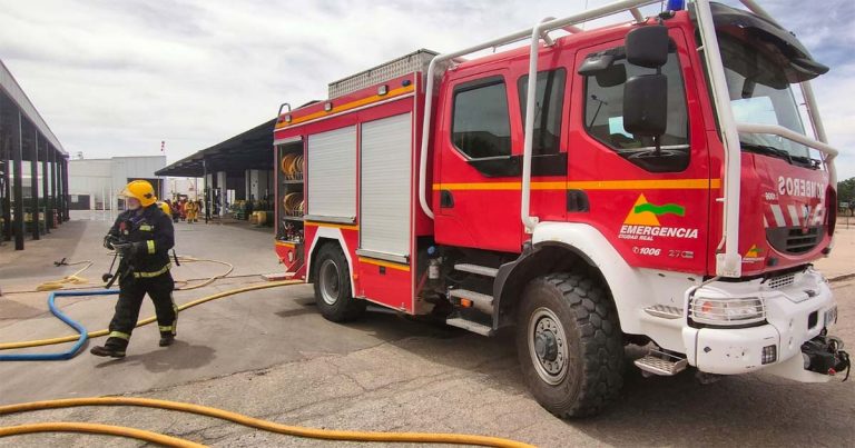 Los bomberos trabajan en la extinción de un incendio en una nave industrial de Retuerta del Bullaque