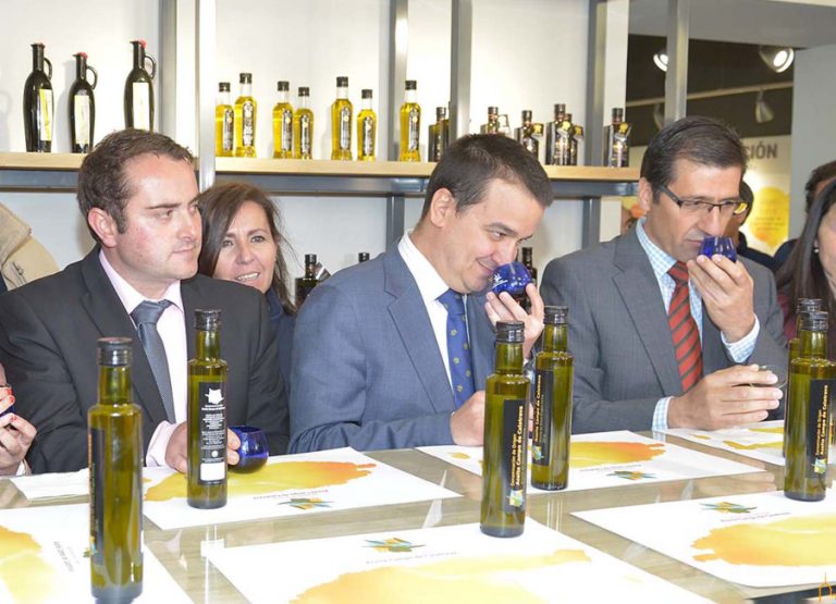 Caballero autoriza ayudas que suman 11.000 euros para la promoción comercial y control de calidad del aceite de oliva