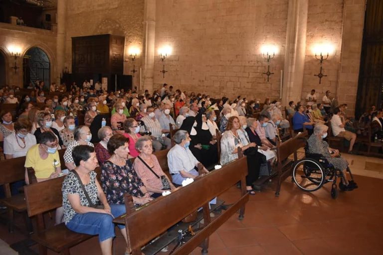 Enfermos y ancianos vuelven a participar en la tradicional Caravana Blanca