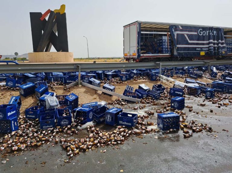 Cientos de botellines de cerveza acaban desparramados y rotos tras caer de un camión en Valdepeñas