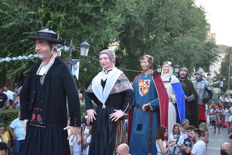 Comienza la Feria de Ciudad Real con el “cobetazo”, el desfile de cabezudos y el pregón de Yolanda Gómez