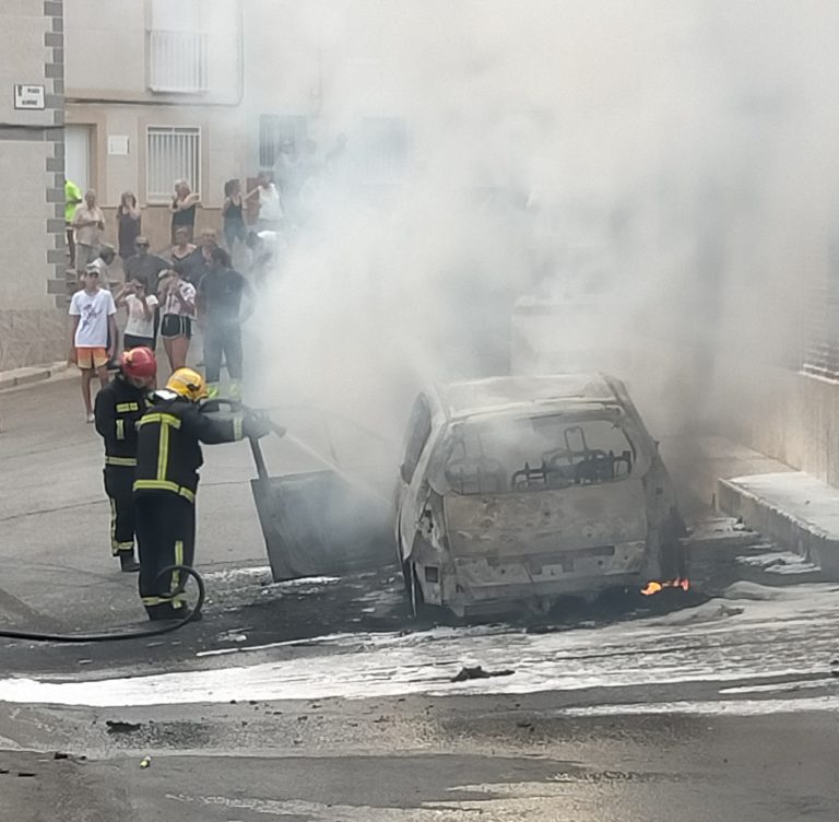 Vecinos de Hinojosas de Calatrava se vuelcan en el auxilio de una mujer cuyo coche ha salido ardiendo