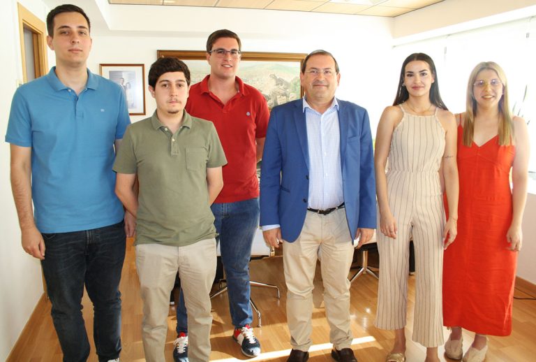Primera experiencia laboral en el Ayuntamiento de cinco jóvenes titulados con fondos Next Generation