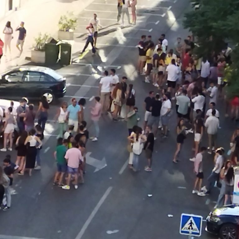 Vecino del Torreón muestra las molestias que provoca el postvermú en el barrio