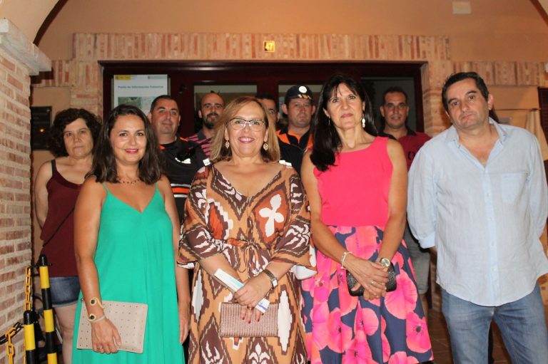 La delegada de la Junta de Comunidades asistió anoche a la inauguración de las fiestas patronales de Ruidera en honor de la Virgen de la Blanca