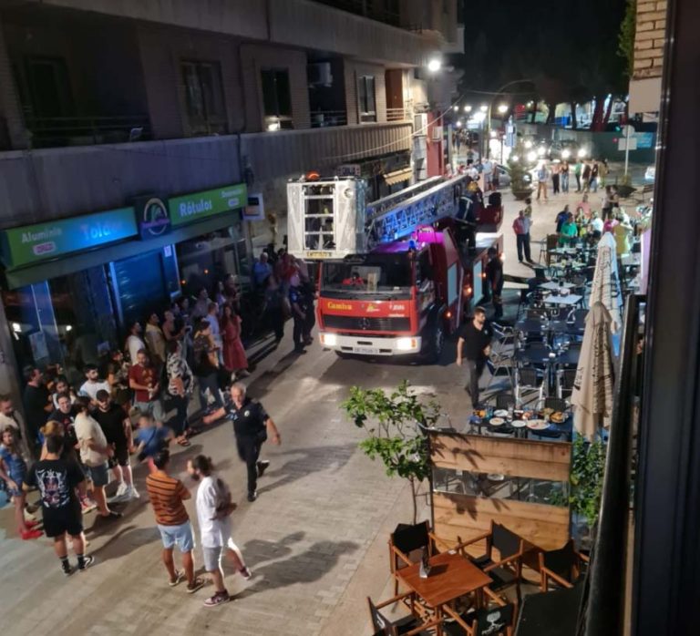 Puertollano: Expectación ante la actuación de los bomberos en la calle Puerto